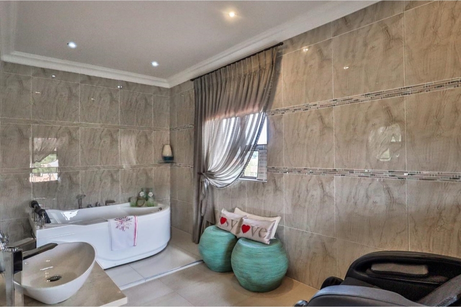 6 Bedroom Property for Sale in Birdwood Estate North West